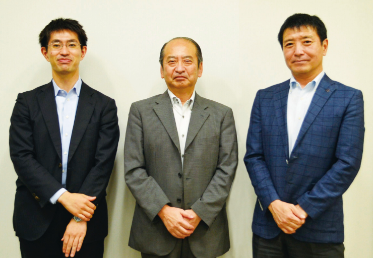 地域未来企画代表理事 室田伸一(右端)